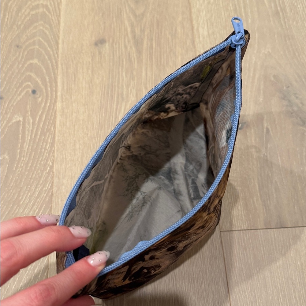 NWOT BAGGU REAL TREE PHOTO FOREST CAMO GO POUCH DISCONTINUED RARE - Picture 6 of 7